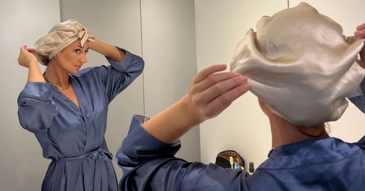 BEIGE LUXURY SILK BONNET